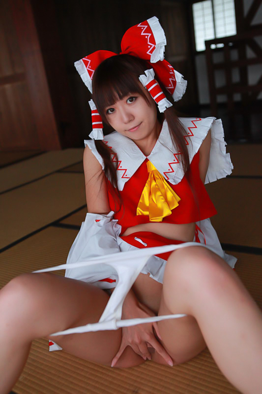 [Cosplay] Reimu Hakurei with dildo and toys - Touhou Project Cosplay